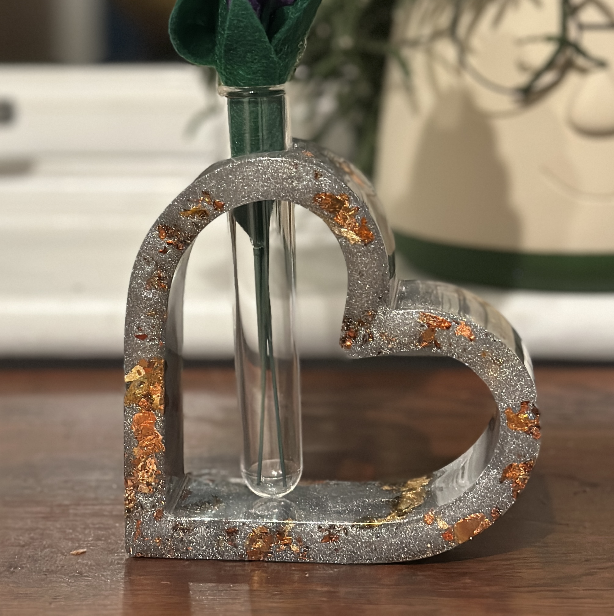 Single-stem heart shaped vase with test tube flower holder in silver glittered resin with metal flake elements